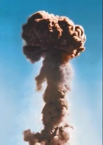 1964年十月,中国第一颗原子弹爆炸成功.jpg